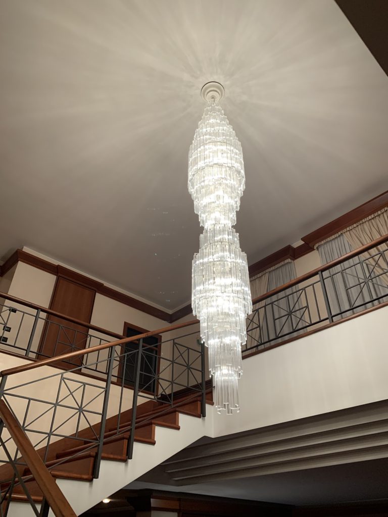 Scala interna e lampadario di Villa Azalea